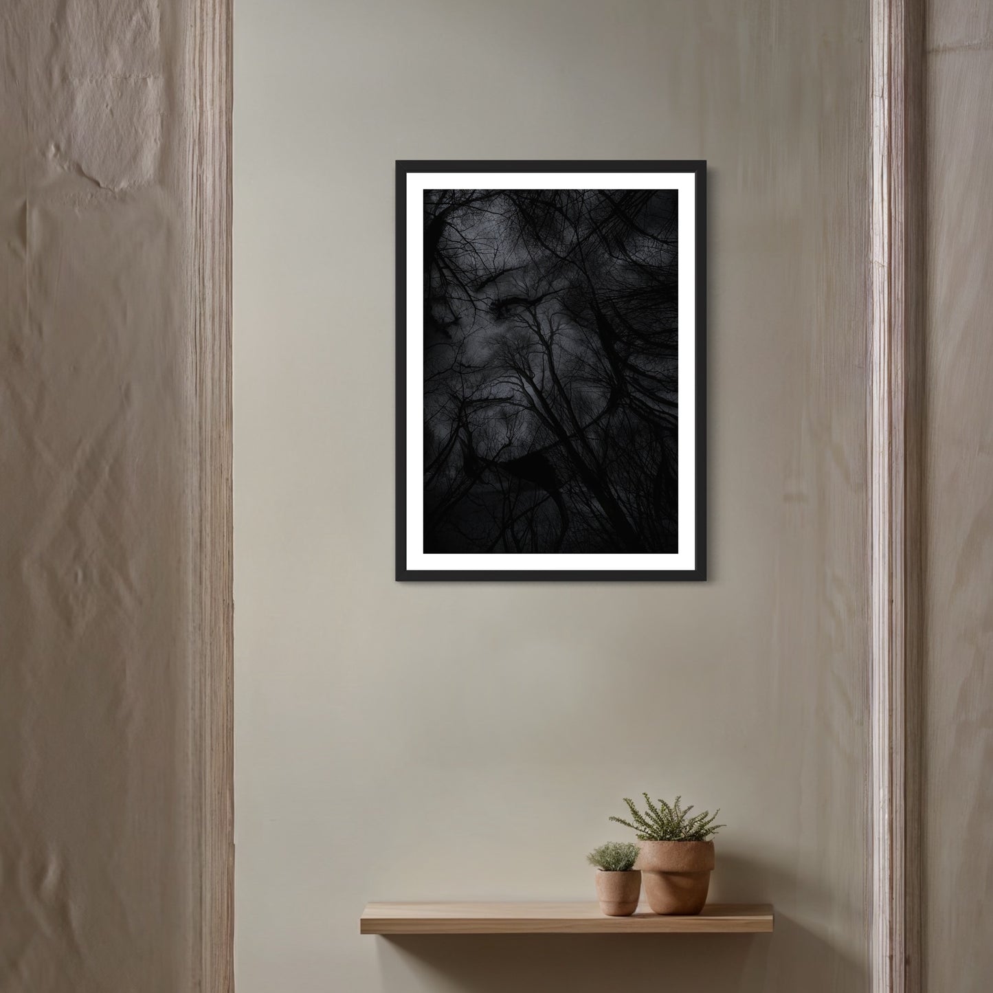 Affiche Encadrée : Tableau Effet d'Optique - Visage Dissimulé dans une Forêt Sombre