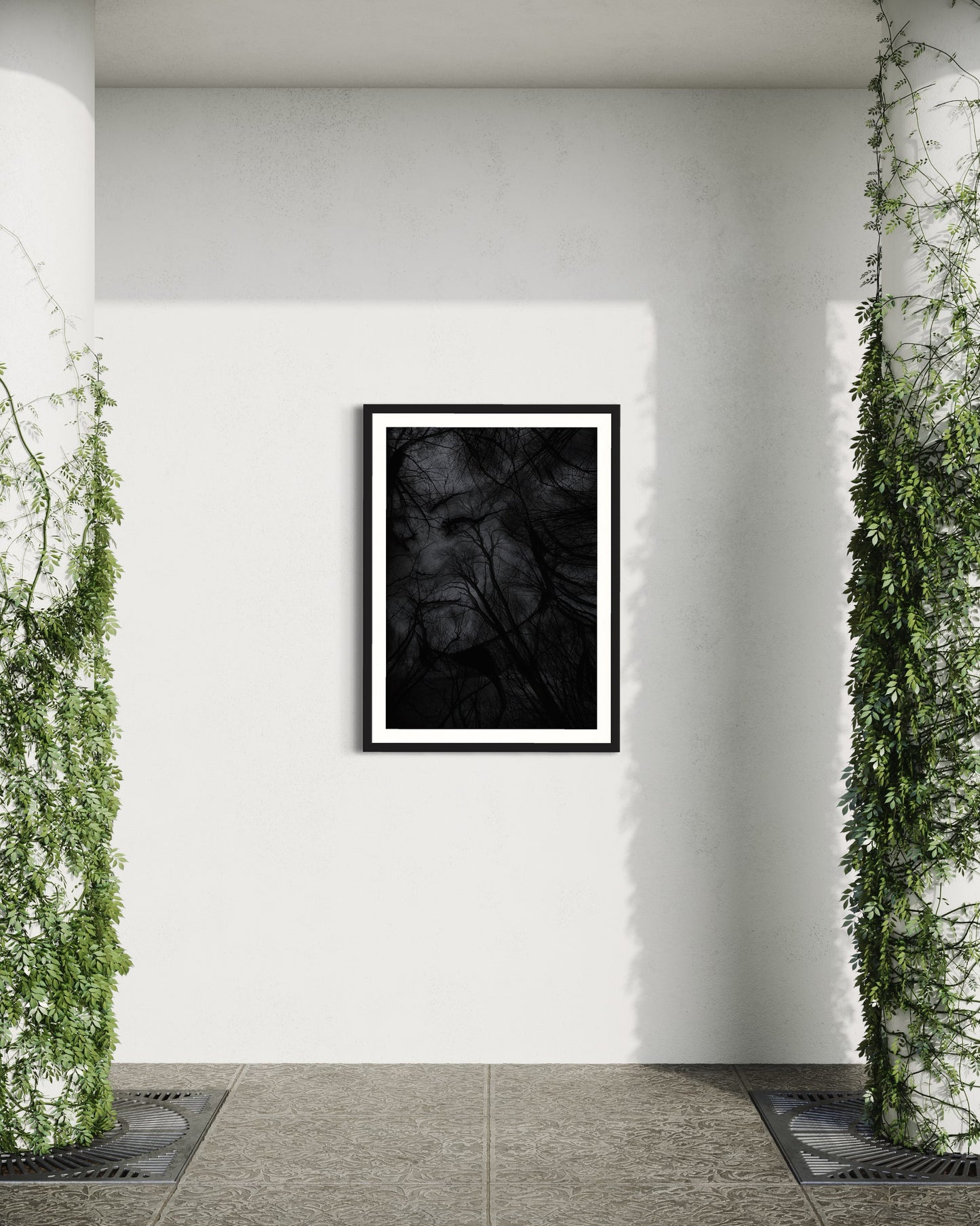 Affiche Encadrée : Tableau Effet d'Optique - Visage Dissimulé dans une Forêt Sombre