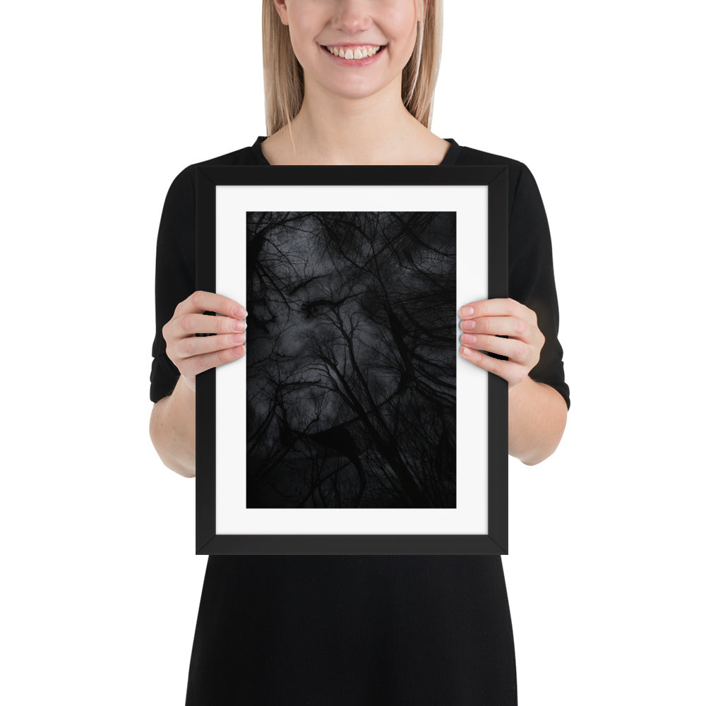 Affiche Encadrée : Tableau Effet d'Optique - Visage Dissimulé dans une Forêt Sombre