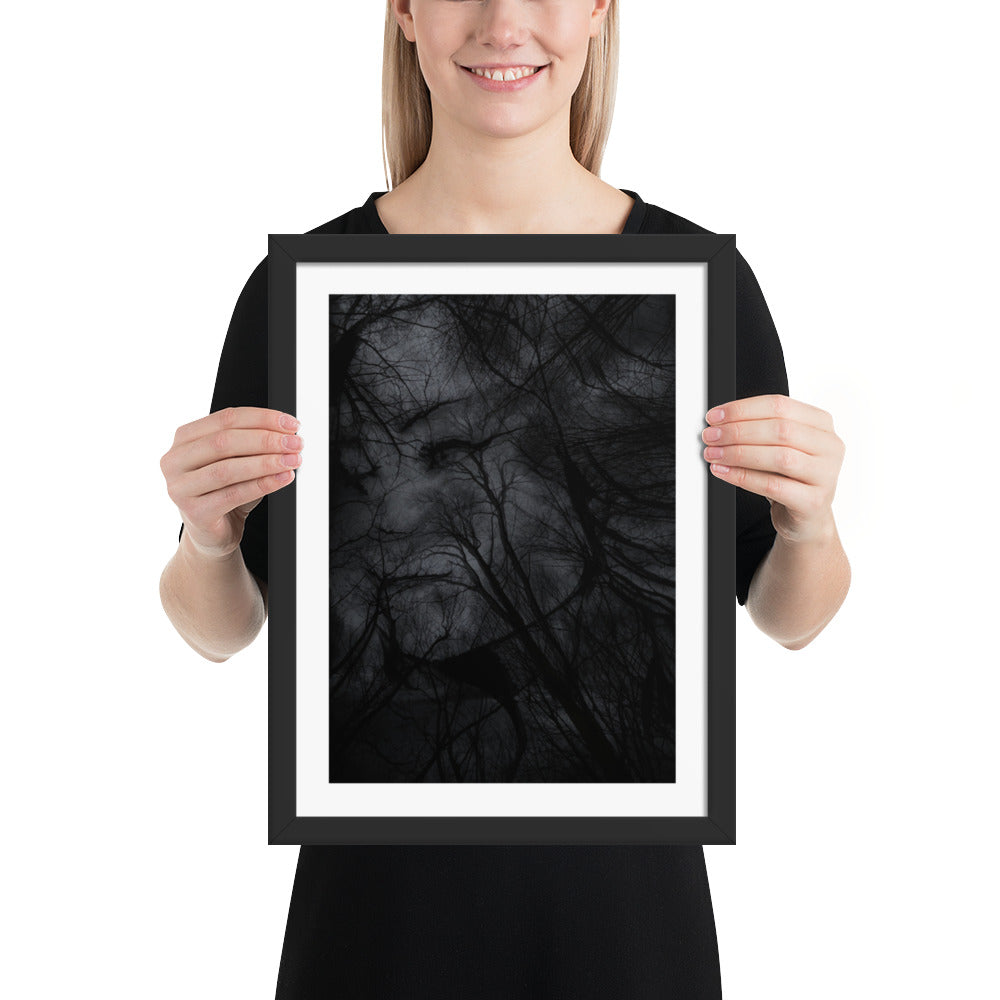Affiche Encadrée : Tableau Effet d'Optique - Visage Dissimulé dans une Forêt Sombre