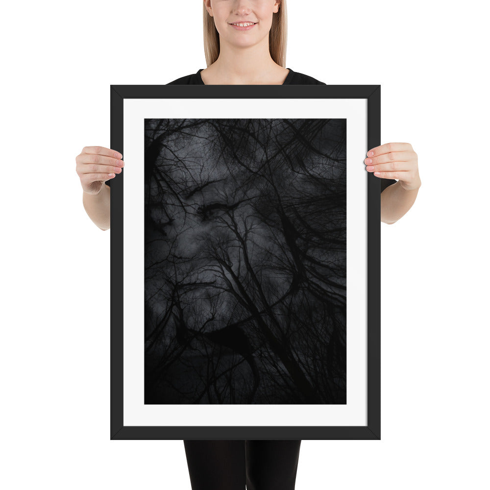 Affiche Encadrée : Tableau Effet d'Optique - Visage Dissimulé dans une Forêt Sombre